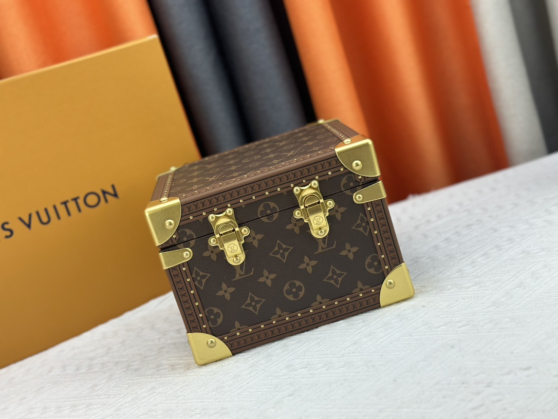 LV bag 743